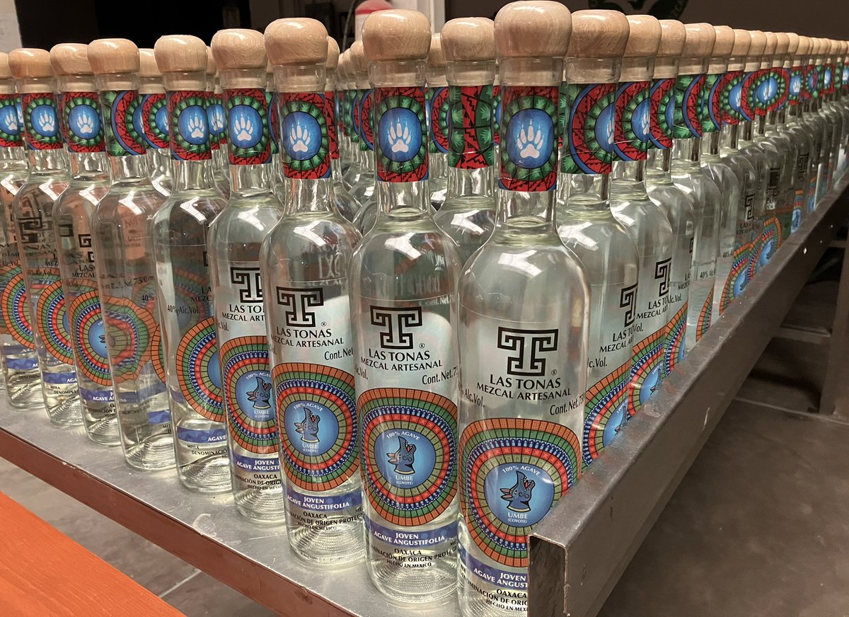 ¿Qué tal un Umbe (Coyote) Joven para iniciar el fin de semana con toda la actitud? <a href="/lastonasmezcal/">Las Tonas Mezcal</a> #conocetutona  #mezcalartesanal #umbe #coyote #mitla #lastonasmezcal