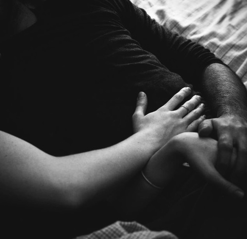 #Dolce come il respiro che tocca il cuore e
#profondo come un bacio dato all'anima.

Prima di tutto tu
(Antonella Trapani)