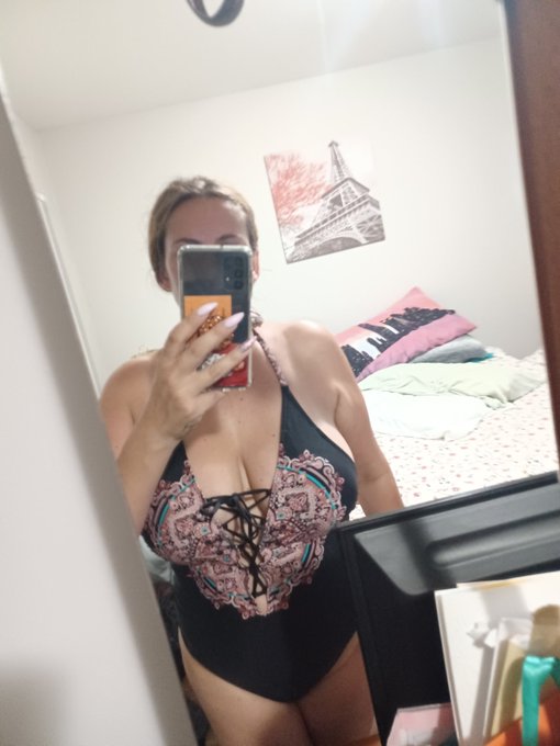 Happy Friday!! 💋💋 https://t.co/uEkP0vNii8<a href="/tag/newprofilepic"class="tags"><span>#newprofilepic</span></a>