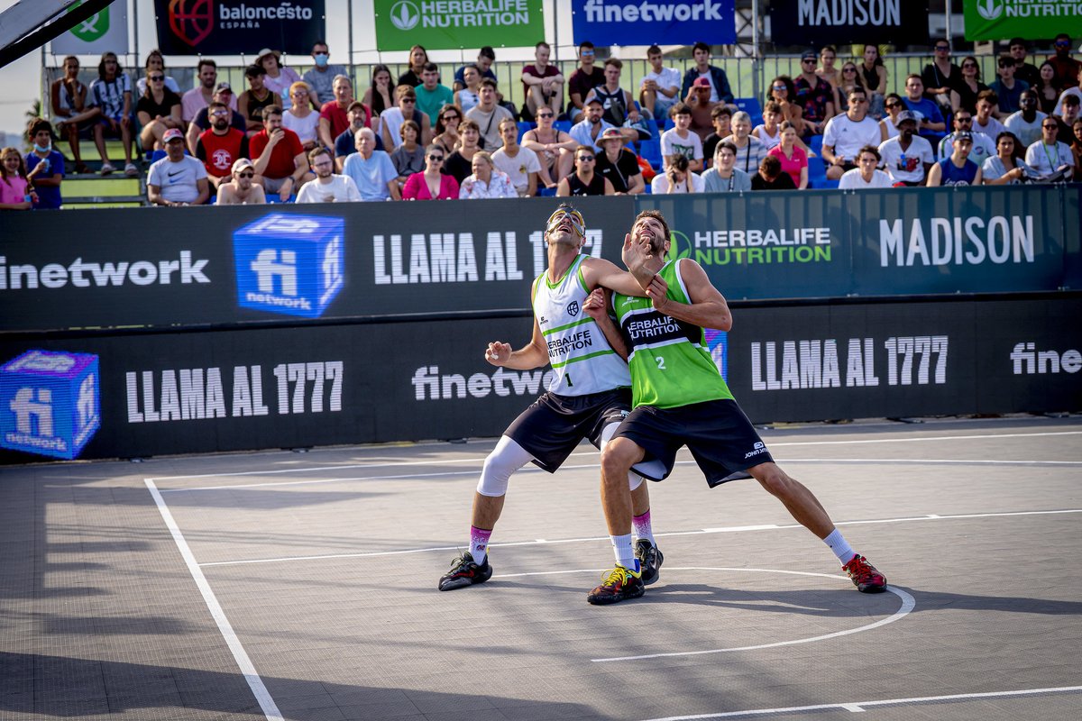 🏀 ¡Ya tenemos emparejamientos de cuartos de final en el cuadro masculino! Mañana desde las 11:40.

✅ <a href="/onil3x3/">Onil 3x3</a> - <a href="/Nomadball_/">Nomadball 3x3 🏀</a>
✅ <a href="/BasquetGirona/">Bàsquet Girona</a> - <a href="/Azuqueca3x3/">Azuqueca 3x3</a>
✅ #3x3Pitius - <a href="/cbsantfeliuenc/">CB Santfeliuenc</a>
✅ <a href="/BeGoat_Team/">Be GOAT</a> - <a href="/3x3_madrid/">3x3 MADRID</a>

📍 Moll de la Marina, Barcelona. 

#Herbalife3x3series2022