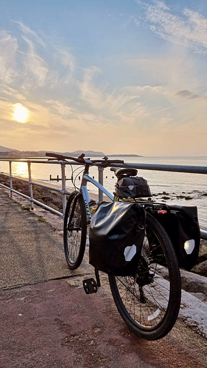 _steve_g81's tweet photo. The rain cleared away & made way for the sunshine this evening for my commute home along the coast 😊🚲 #cycling #cyclecommuter #bikeisbest https://t.co/TgFRkAgQpw