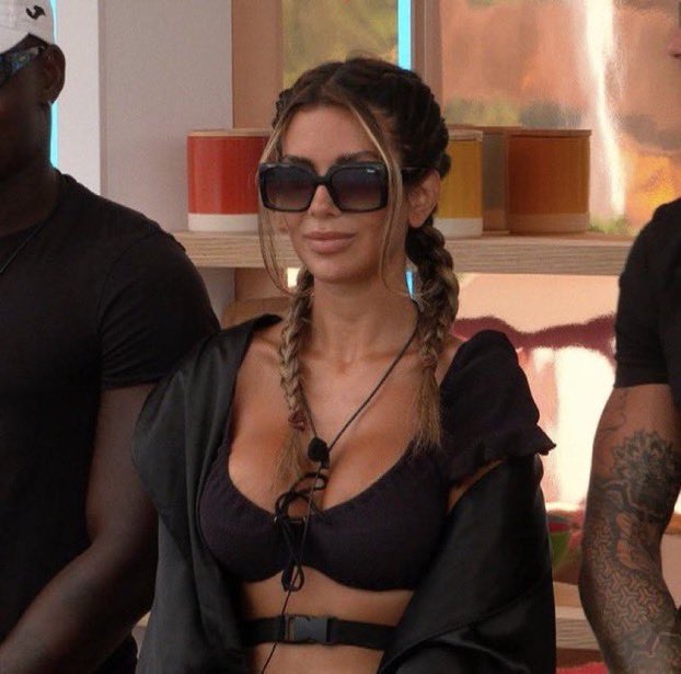 GondaliaNikita's tweet photo. Ekins here for blood fr #loveisland https://t.co/UJXvD41SBY