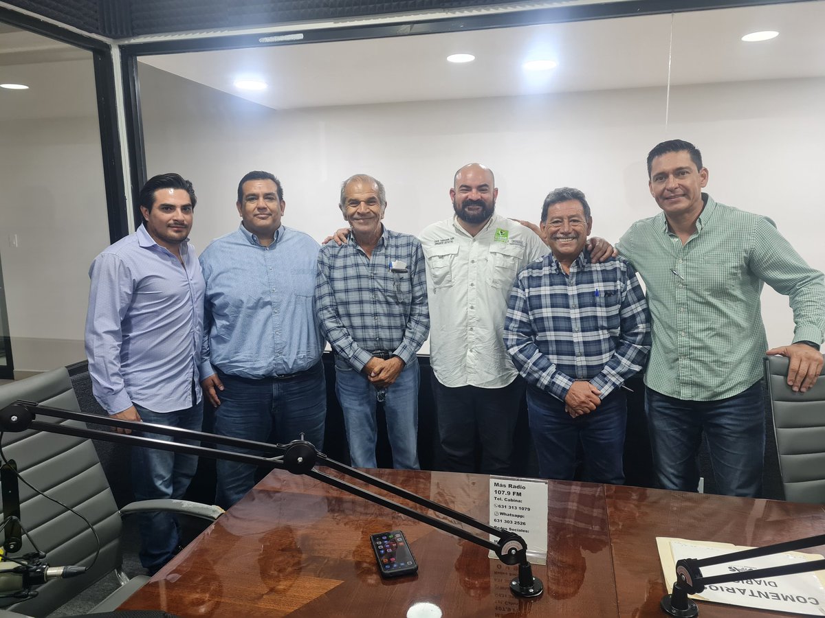 CalvinVS's tweet photo. Un gusto platicar con el maestro @Raymundoestrada y con Don Pablo Lechuga en su gustado programa #MasNoticias de la 107.9Fm https://t.co/jS2RvyKpey