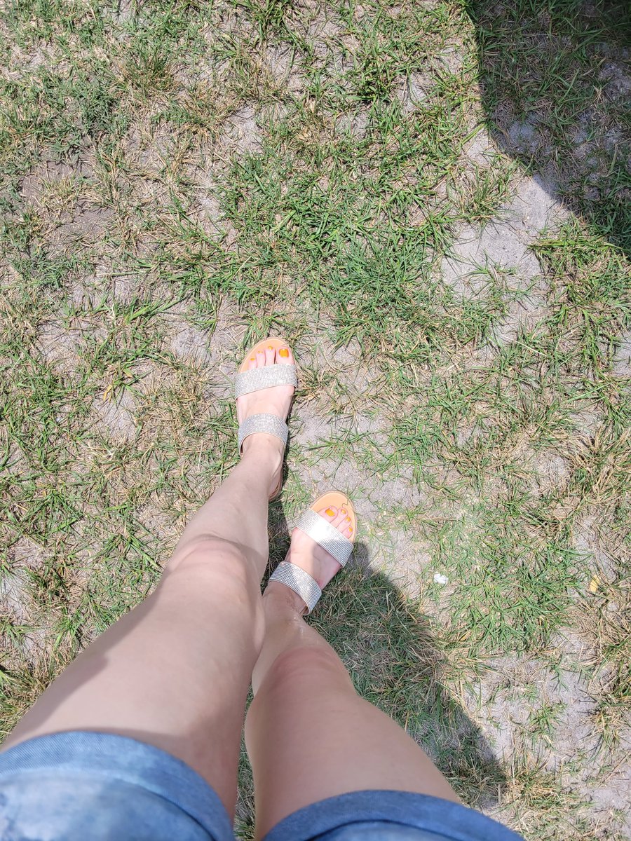 Naughtynymph97's tweet photo. Just a summer day
#feet #feetworship #feetfinder #Summer #hitthedm #sandals #paintedtoes #feetupfriday https://t.co/RKYmcwHLyx