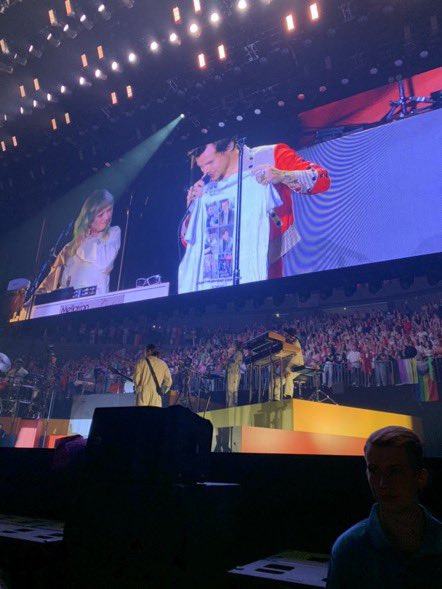 gotwmyb's tweet photo. O harry segurando uma blusa da one direction um dia antes do aniversário de 12 anos da banda 😭😭 eu to muito sensível https://t.co/DtplLg0BNn