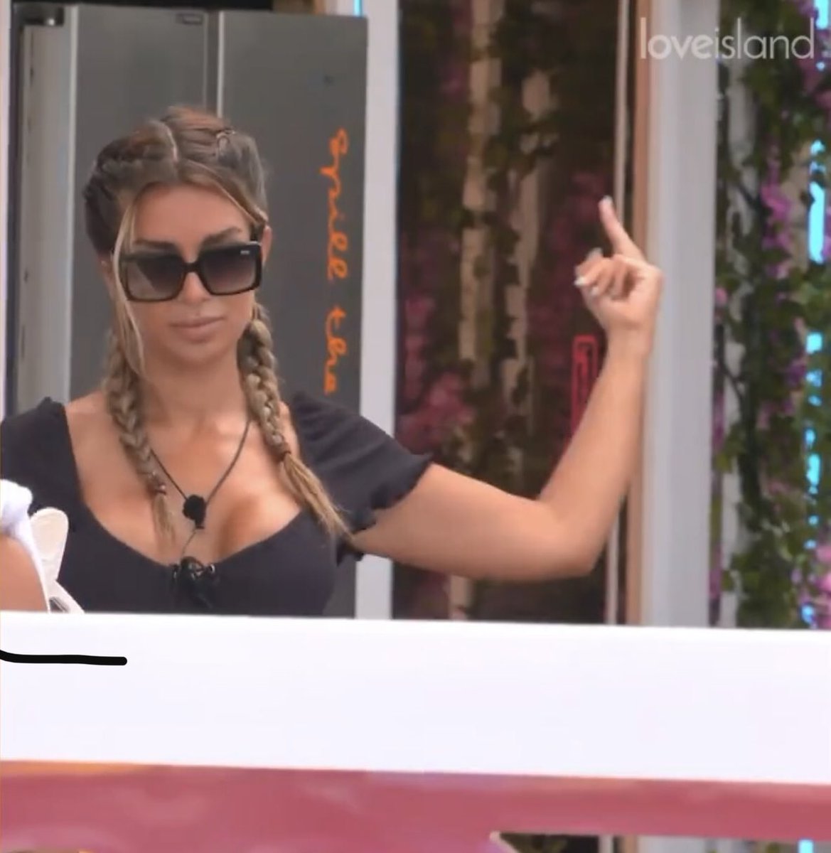LilySteel6's tweet photo. #loveisland the braids. the middle finger. renaissance art https://t.co/LmVsXqbSfp