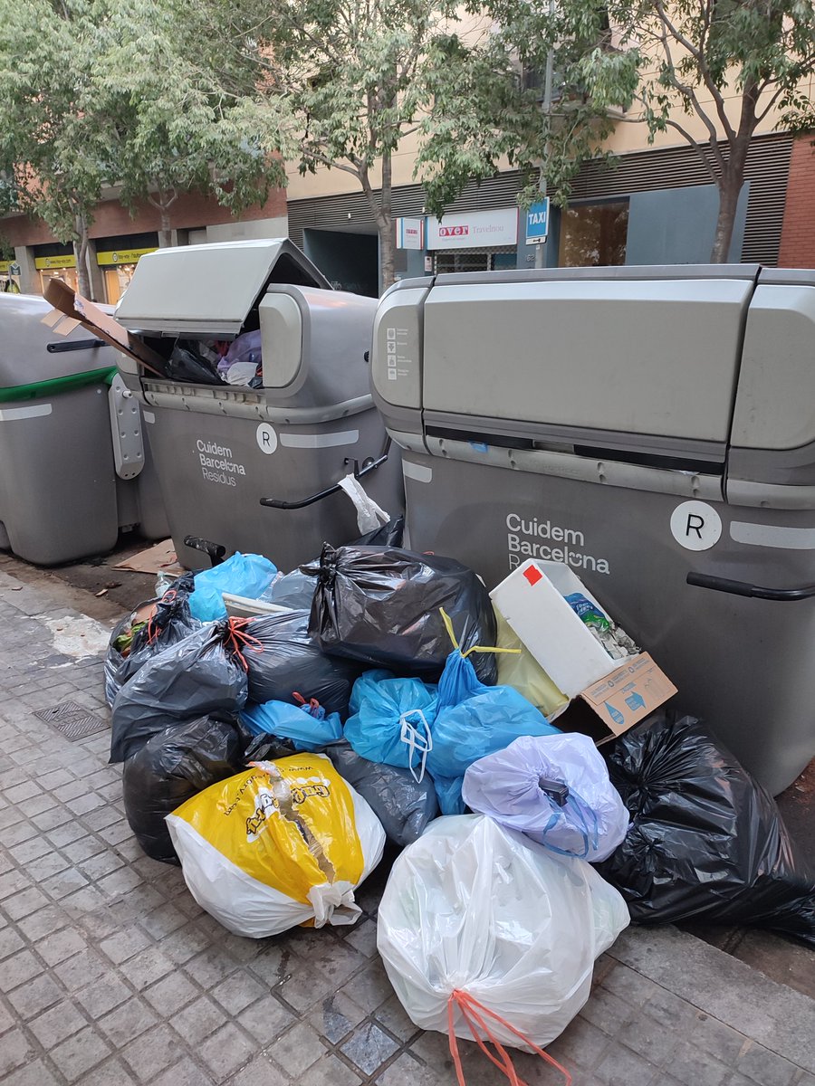 AnnaAymat's tweet photo. Vaig a reciclar i avui em trobo aquest desgavell. #ajuntamentdebarcelona
#poblenou
#desastre https://t.co/DTGFtDobEq