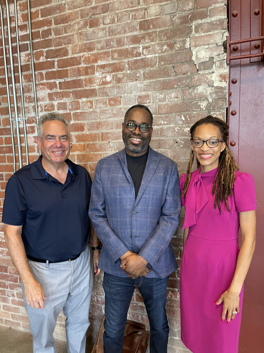 JelaniExum's tweet photo. Thanks to @UBaltLawDean Ronald Weich, I had the pleasure of meeting Baltimore Mayor @MayorBMScott and to finally connect in person with my favorite radio host Stephen Henderson @SHDetroit to learn more about our cities and talk about our schools. @DetroitMercyLaw @ubaltlaw https://t.co/lp84gANRnm