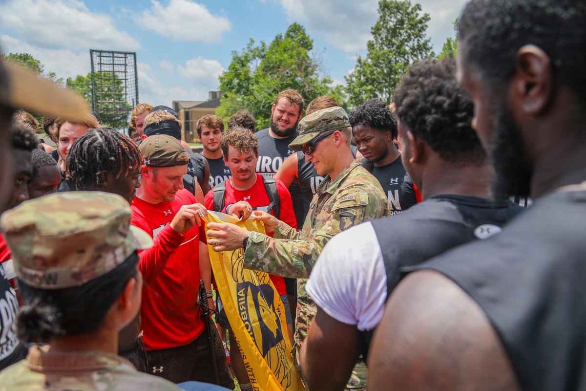 MGWaltLord's tweet photo. (1/2)  Do your university's athletics teams get to work out w/ &amp; learn leadership &amp; teamwork from some of the most elite Soldiers in the @USArmy?

Ours do!

On July 19th, our @austinpeay State University football team trained with “The Bandits” of 1-32 Cavalry at @FortCampbell! https://t.co/Vfk4fUV4wD