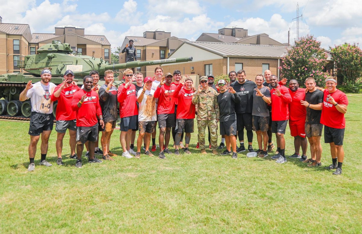 MGWaltLord's tweet photo. (1/2)  Do your university's athletics teams get to work out w/ &amp; learn leadership &amp; teamwork from some of the most elite Soldiers in the @USArmy?

Ours do!

On July 19th, our @austinpeay State University football team trained with “The Bandits” of 1-32 Cavalry at @FortCampbell! https://t.co/Vfk4fUV4wD