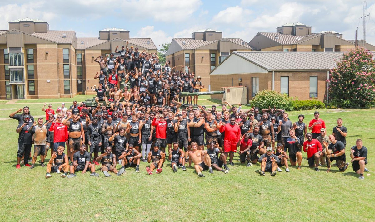 MGWaltLord's tweet image. (2/2)  Thank you, @1_32_CAV “Bandits”, 1st Brigade Combat Team @101Bastogne, 101st Airborne Division (Air Assault) @101stAASLTDIV, for partnering with our student athletes!

#Bastogne! | #ScreamingEagles! | #LetsGoPeay!

@GovsFB | @letsgopeay