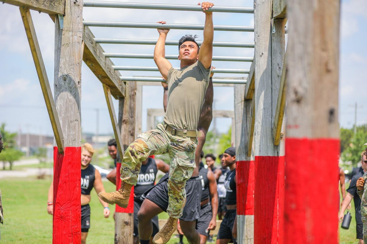 MGWaltLord's tweet image. (2/2)  Thank you, @1_32_CAV “Bandits”, 1st Brigade Combat Team @101Bastogne, 101st Airborne Division (Air Assault) @101stAASLTDIV, for partnering with our student athletes!

#Bastogne! | #ScreamingEagles! | #LetsGoPeay!

@GovsFB | @letsgopeay