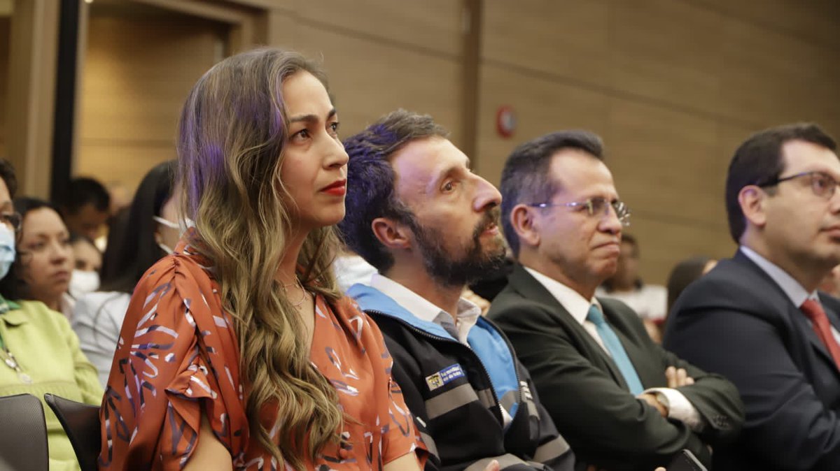 Olgamirez's tweet image. Me siento profundamente agradecida con este reconocimiento que me otorgan desde el @InviasOficial. Sin duda alguna, juntos construimos más. Para mi es un honor servir al país y seguir trabajando por mejorar la infraestructura del país. 🇨🇴