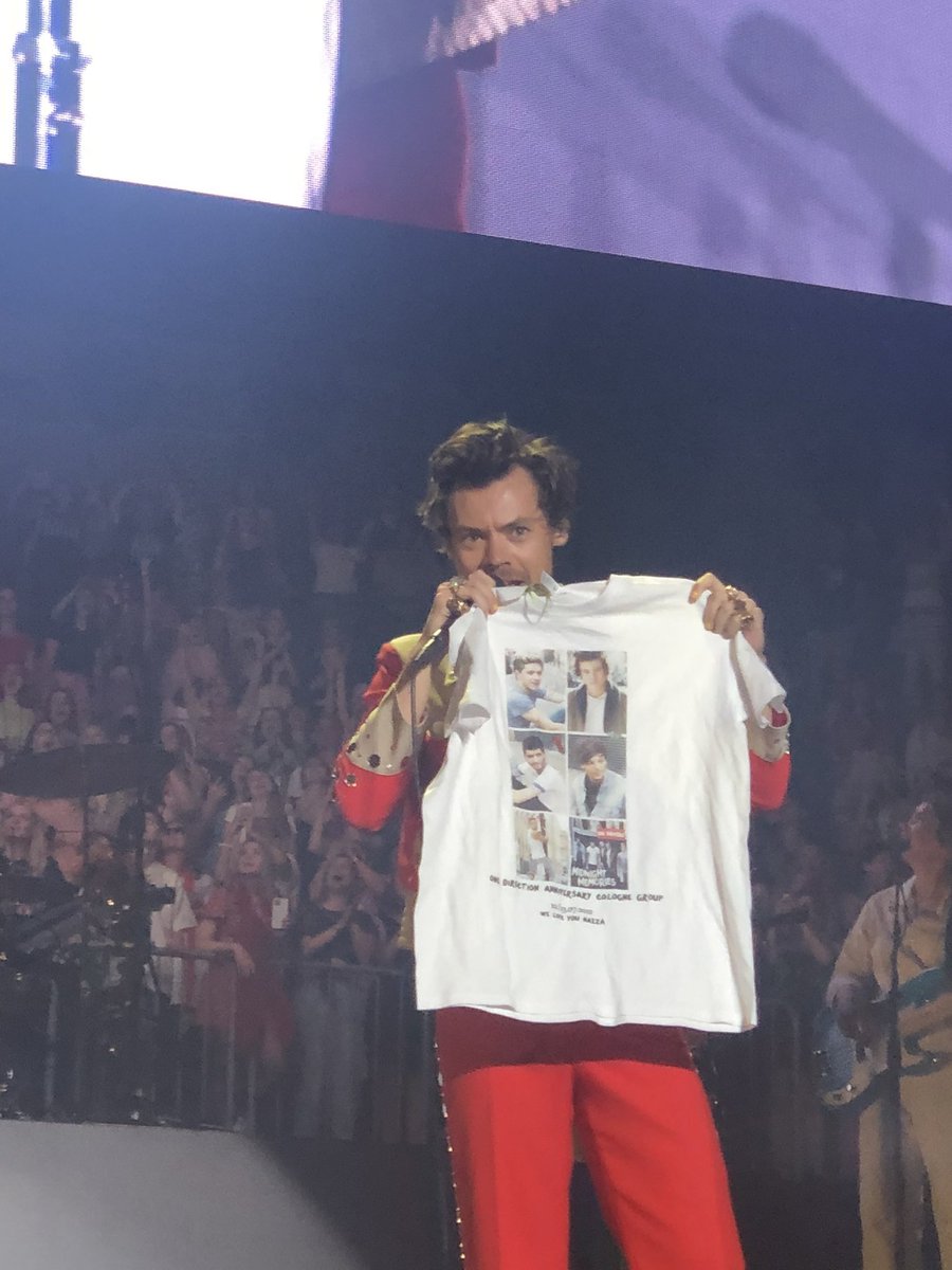 HLDTour's tweet image. Harry holding his new shirt! 
#LoveOnTourCologne
22.7.22

📸: midtownhes