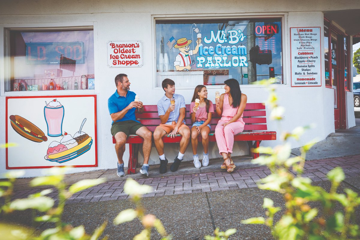 FlyBranson's tweet photo. Historic Downtown Branson is a mixture of old-school meets new-school with one-of-a-kind shops, diners, attractions, museums, historic theatres, a dime store you gotta see, and specialty eateries.

Make plans to visit this summer on @FlyFrontier LOW FARES DONE RIGHT now booking! https://t.co/eBrZfdCk8h