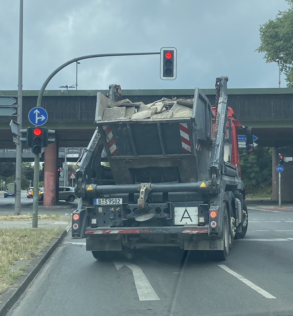 MerKa_1967's tweet photo. Der Fahrer wollte tatsächlich mit der Ladung auf die Autobahn 😤 @BerlinerPolizei https://t.co/4WXM4FATYw