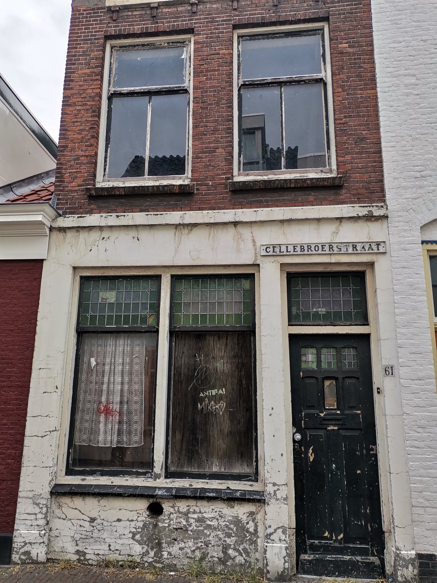 Just saw a #vacant house (?) while #strolling in the backstreets of #Delft.
I'm always more than curious to know the stories of these #abandoned buildings...
<a href="/GemeenteDelft/">Gemeente Delft</a>