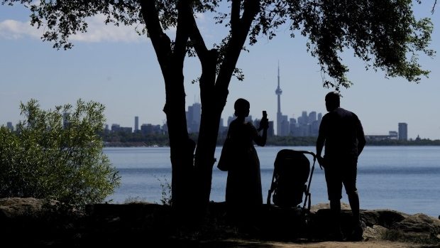 CP24's tweet photo. Half a million Toronto residents sweltering in apartments with no A/C in summer heat https://t.co/1XBWxl1XwC https://t.co/PxY8Guxq9N