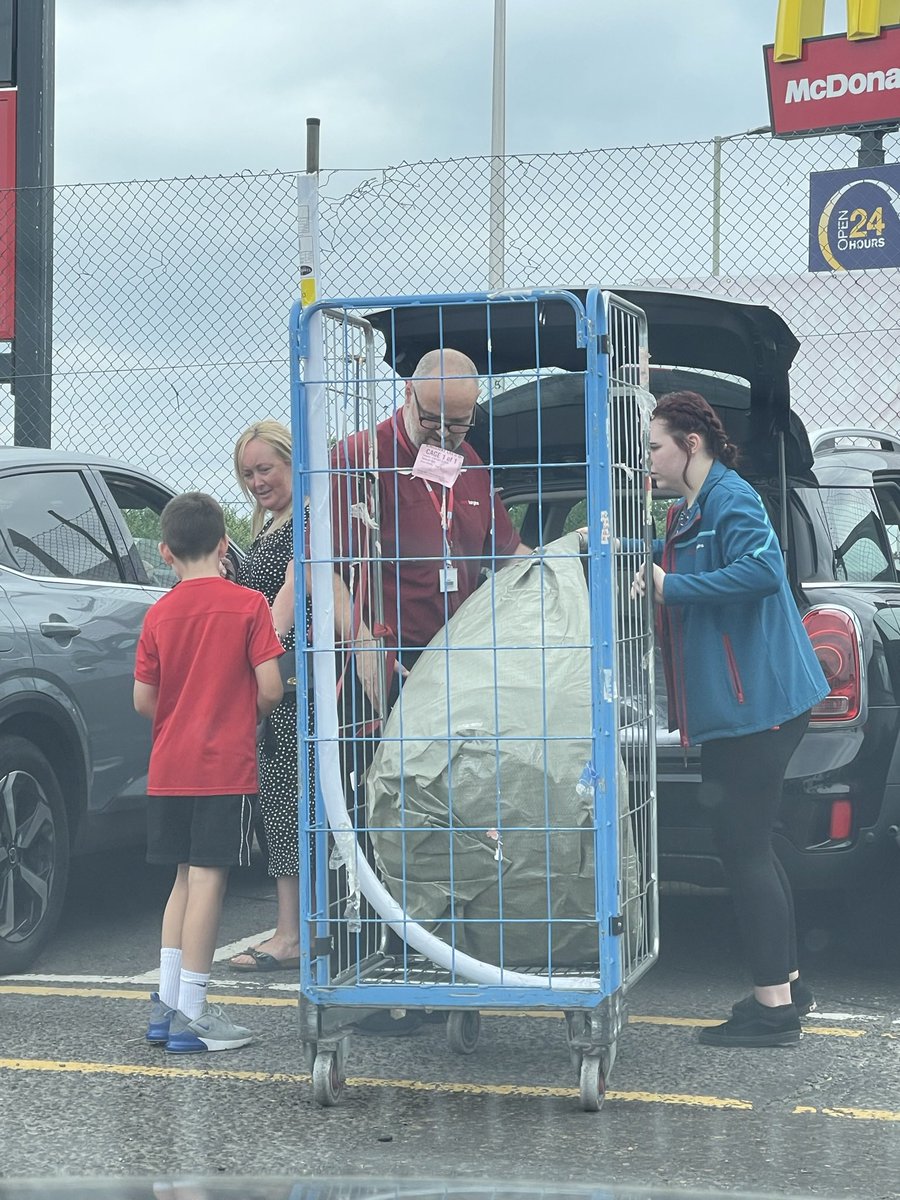 Nothing to see here….just @juicy140583   Loading his newly purchased gravity swing in the car. Good luck 😉