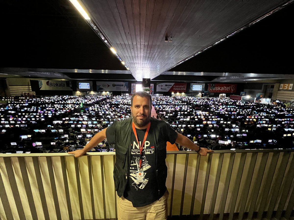 PapaGamerFriki's tweet photo. 2 noche en la #EE30. Tenía muchas ganas de ver la mítica estampa nocturna del PartyPlace!

@PKT_Team 
@euskalencounter 
@euskaltel https://t.co/2NGRx8Wpgw