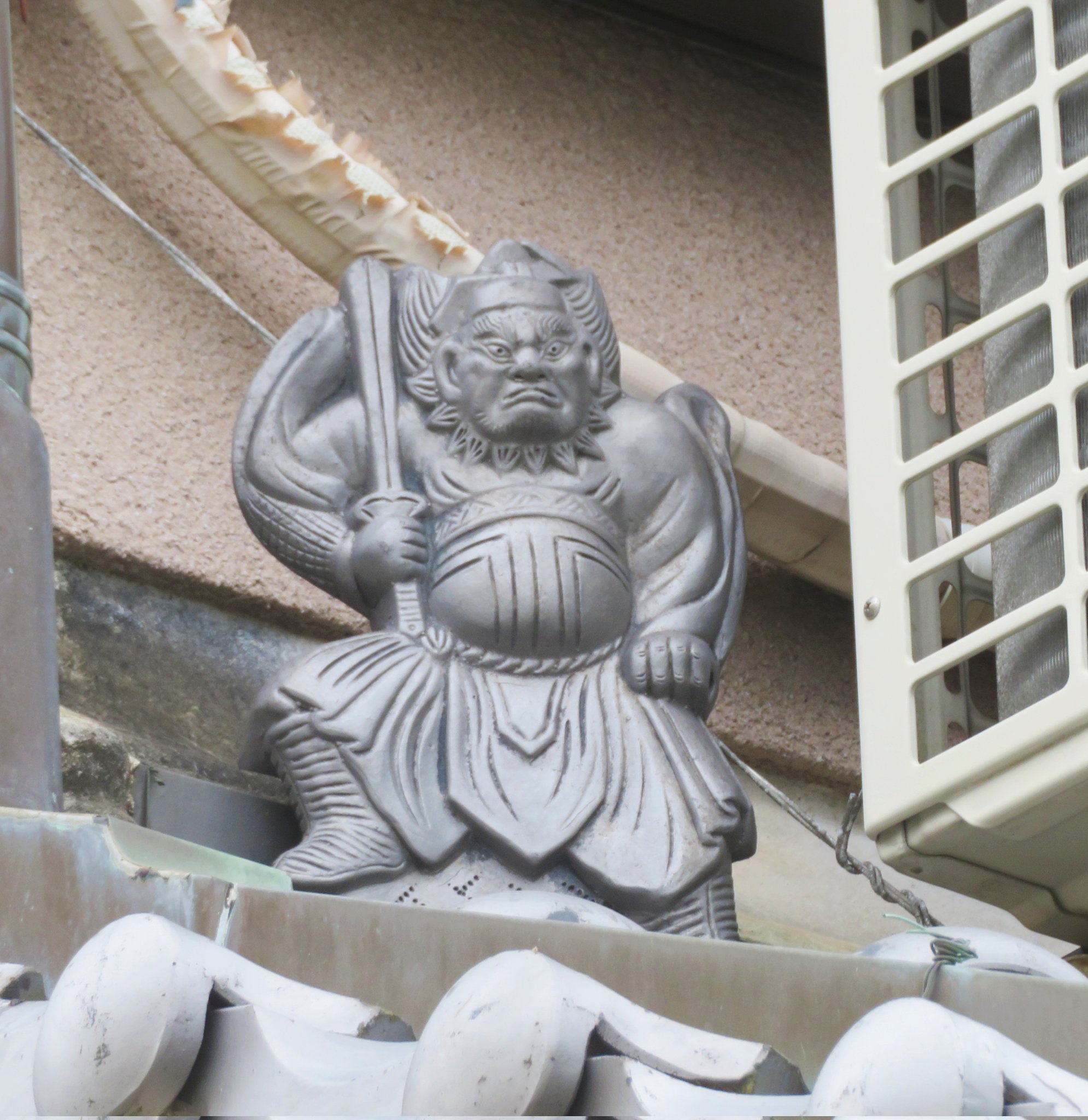 いまやん 今日の鍾馗さん エアコンの室外機の横で アッツー 鍾馗 屋根 瓦 T Co M8h8hwmivl Twitter
