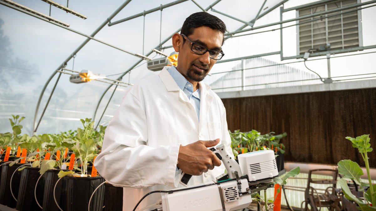 The <a href="/uflorida/">Univ of Florida</a> #faculty surpassed $1 billion in #research spending for the first time ever! Continuing to develop #treatments for #diseases &amp; create #new advancements in #agriculture, #engineering, &amp; more to benefit our world!

Read more about it here!➡️ ow.ly/l6SM103Q8Bt