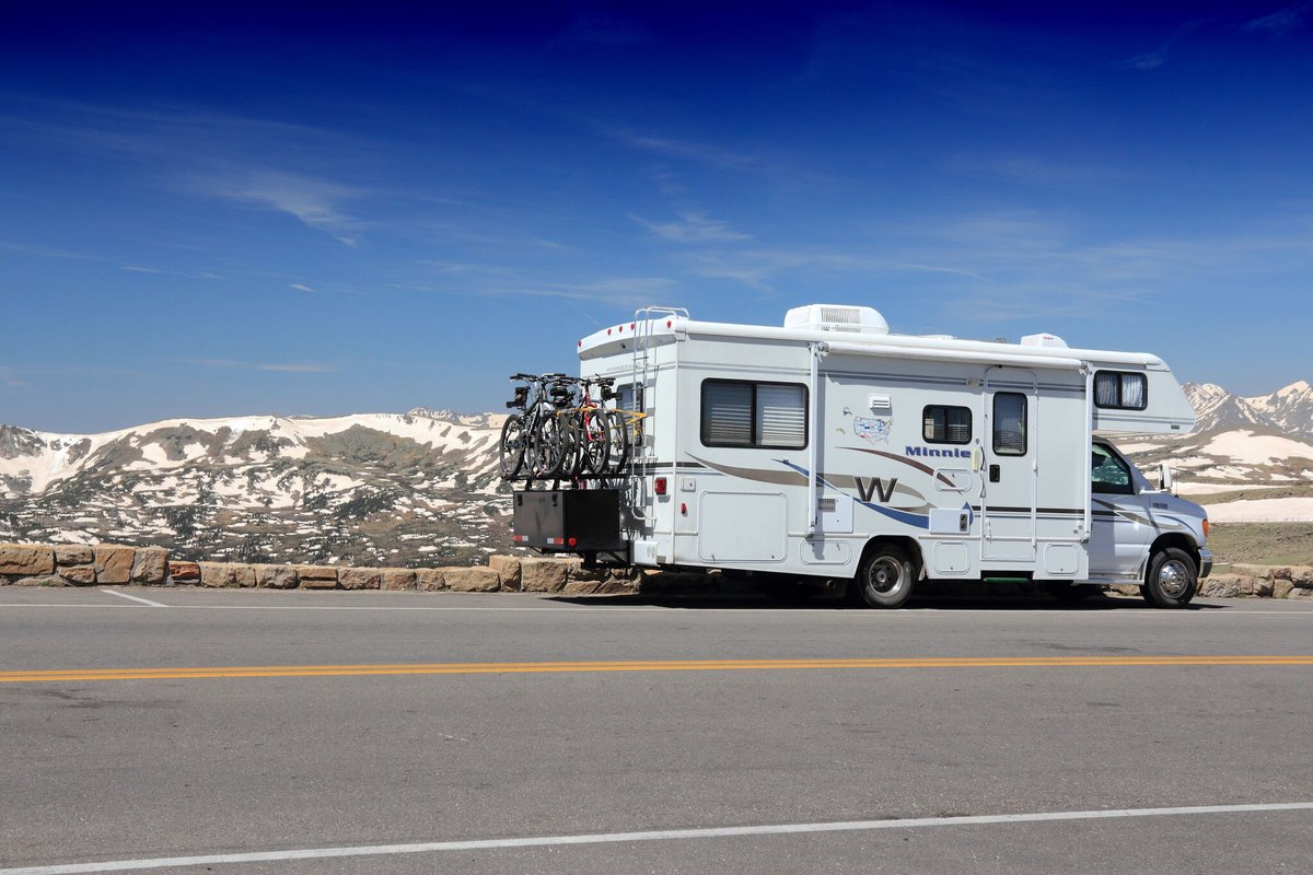Spraysealqc's tweet photo. Les vacances de la construction sont là! Plusieurs prendront la route avec leur VR. Afin d'éviter des désagréments, pensez  Spray Seal STR! Ce scellant pourrait vous éviter bien des maux de tête! 🚐
Bonnes vacances!☀️

https://t.co/IUtc7szM3F
💻info@spray-seal.com
☎️(819)425-4840 https://t.co/JHlLuIoPTA