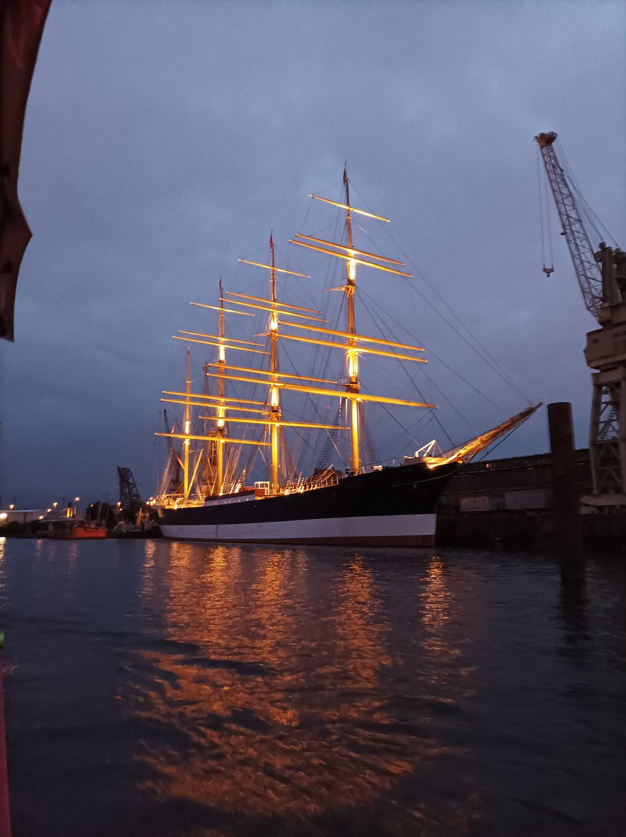 FeeMcManus's tweet photo. Lovely boat trip on the #riverelbe #citylights #Hamburg https://t.co/AT7oB4nHFs