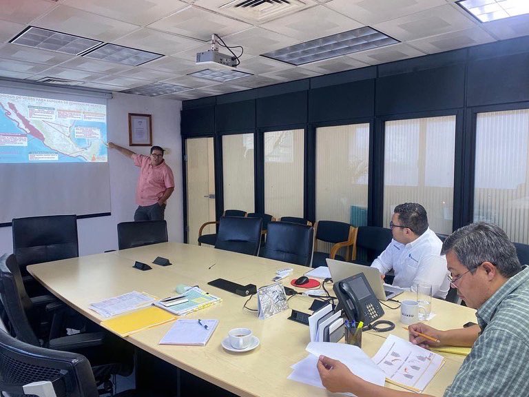 OctavioAlmada1's tweet photo. Hoy viernes estuve atendiendo reuniones con los Directores sobre diferentes temas de sus áreas.
La prioridad es atender al sector y el bienestar de sus familias. 
#HechosNoPalabras https://t.co/nwR7qZB16d