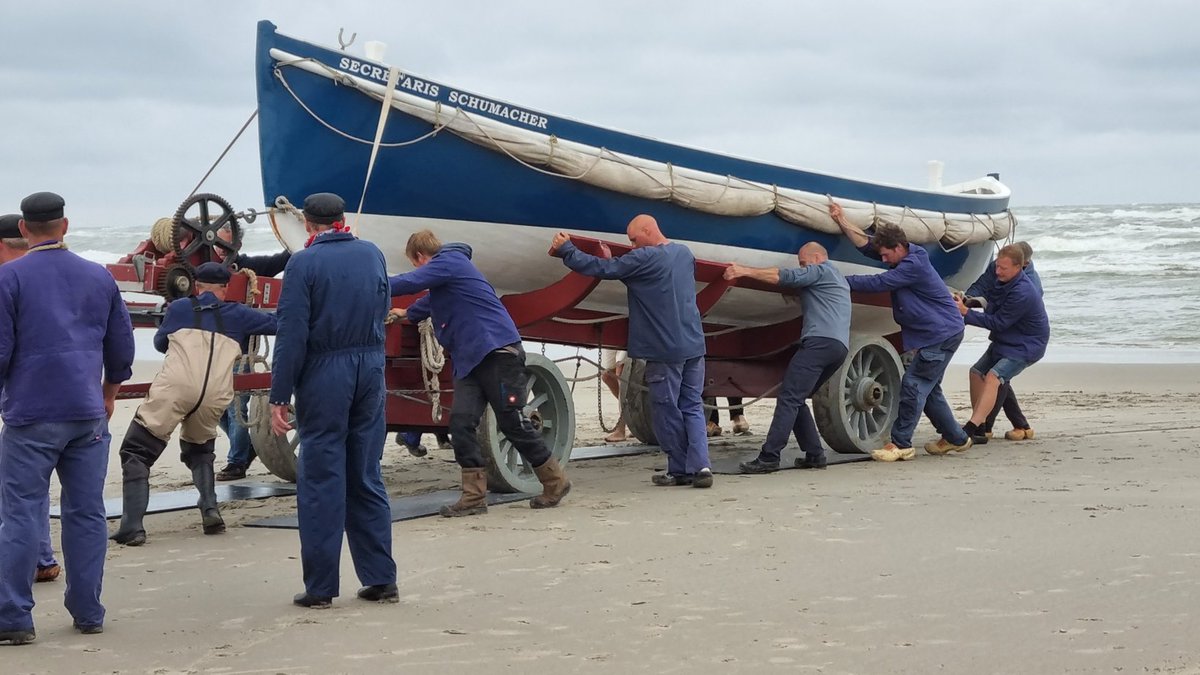 andrebrasse's tweet photo. Oude roei #reddingsboot op #Terschelling wordt met #paarden te water gelaten. Mooi om te zien hoe mensen en dieren samenwerken. https://t.co/UlybPIKfY5