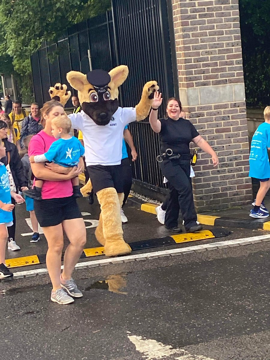 KentPoliceMed's tweet photo. It was a privilege tonight for our #KPSchoolsTeam to support @MedwaySport with this years #MedwayMile 
This is a fantastic community event that brings everyone together. 
PD Barker was also on his best behaviour and loved meeting all the young people and their families aswell https://t.co/ROiohT6cZL