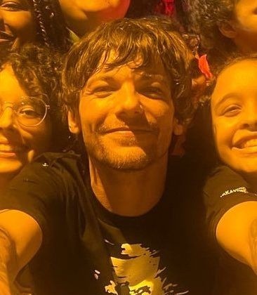 iT0URRY's tweet photo. son un 10, pero son louis, tom y harry, así que son un 1000 https://t.co/F9sJDlqfB5