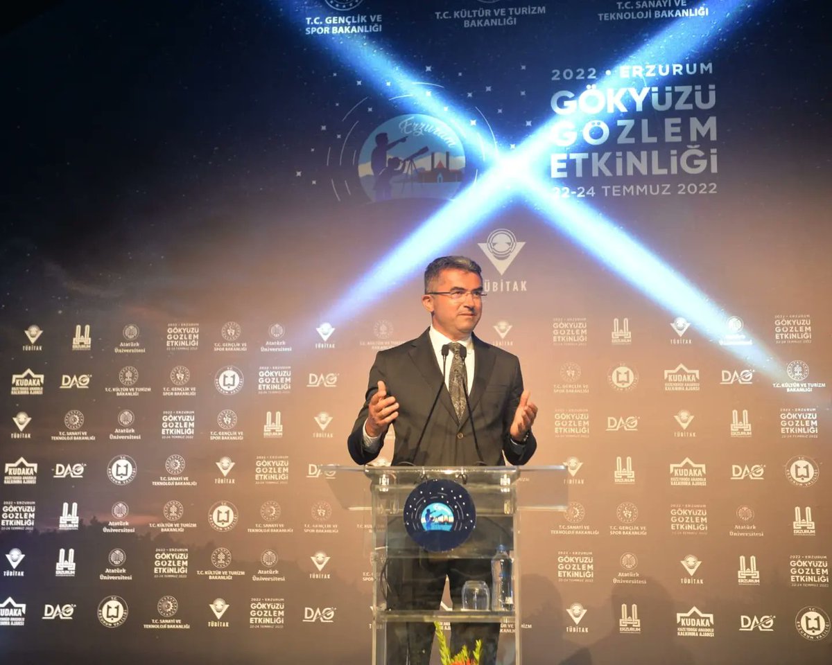 ErzurumValiligi's tweet photo. "Vefa borcumuzu ödemeye gayret ediyoruz." 

"Erzurum Gökyüzü Gözlem Etkinliği" başladı. 

Ünlü Türk Bilgini Erzurumlu İbrahim Hakkı Hazretleri'nin astronomi alanında  yaptığını çalışmaları hatırlatan Valimiz Sn. Okay Memiş, "Vefa borcumuzu ödemeye gayret ediyoruz." dedi. https://t.co/HgOBNcTAQY