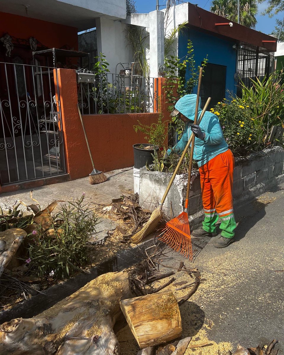 ServPublicosMty's tweet photo. Hoy se visitó la colonia Buenos Aires, mediante nuestro programa semanal Ahora Vamos Juntos. 🌳🚧🏡

Seguiremos trabajando todos los viernes con este programa para brindarte una mejor ciudad.👏🏻

#gobiernodemonterrey #serviciospúblicosmty #monterrey #MTY #ahorajuntos #mtygob https://t.co/TsyaH5my1L