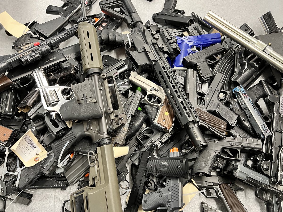 vicpdcanada's tweet image. This week officers have responded to multiple calls involving replica firearms. These are some of the replica firearms that our Exhibits staff transported for destruction today. #yyj
