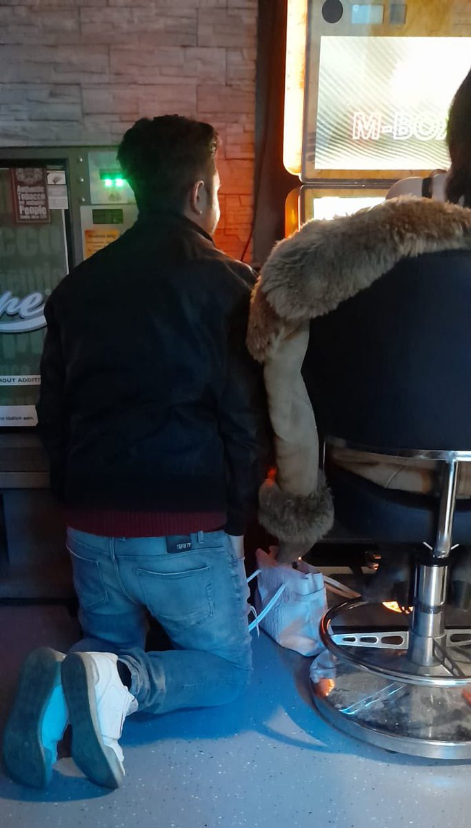 Schön daneben knien während ich sein Geld verzocke 😇🤣 #loser #findom #dominatrix #merkur