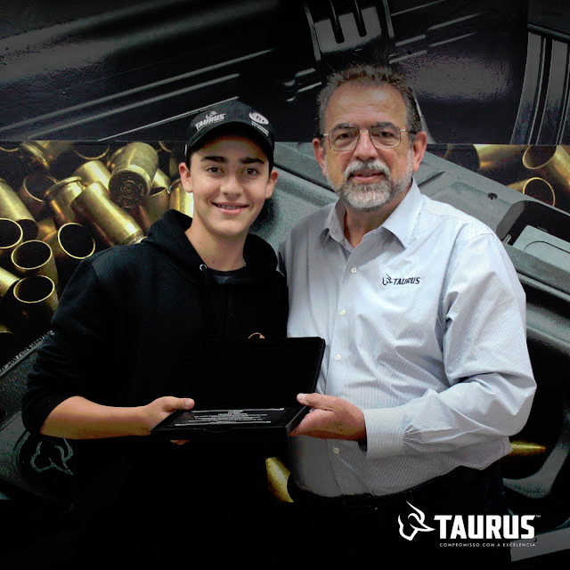 DefenseLrca's tweet photo. Taurus: jovem fenômeno do Tiro Esportivo fica impressionado com o clima organizacional da empresa
#TaurusArmas #tasa4 #TaurusUSA #JindalTaurus #TaurusJM #TiroEsportivo #ClimaOrganizacional #antifrágil
https://t.co/WKHami2xDA https://t.co/pFsJXV0cVd