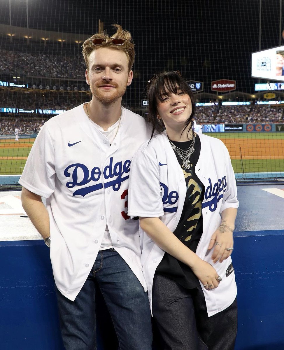 BillieEilishpgy's tweet photo. Billie Eilish y Finneas fotografiados anoche en el juego de los Dodgers. 🤍 https://t.co/LlU77m0wa0