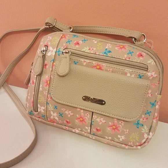 MELISSADJONES1's tweet photo. So good I had to share! Check out all the items I'm loving on @Poshmarkapp from @LauraMunoz96 @allycajun #poshmark #fashion #style #shopmycloset #lesportsac #multisac #louisvuitton: https://t.co/F7VCa7iZ22 https://t.co/SuxnWrnC6G