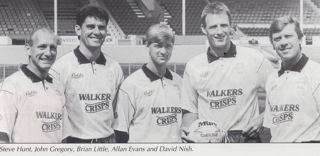 LCFCprogs's tweet photo. #LCFCsummer π¦βοΈ
1991: A new dawn as @brianlittle912 and his backroom team show off the new white Bukta in front of the old main stand...
#LCFC #FilboFever @JohnGregory77 https://t.co/7D6Aa1yWDH