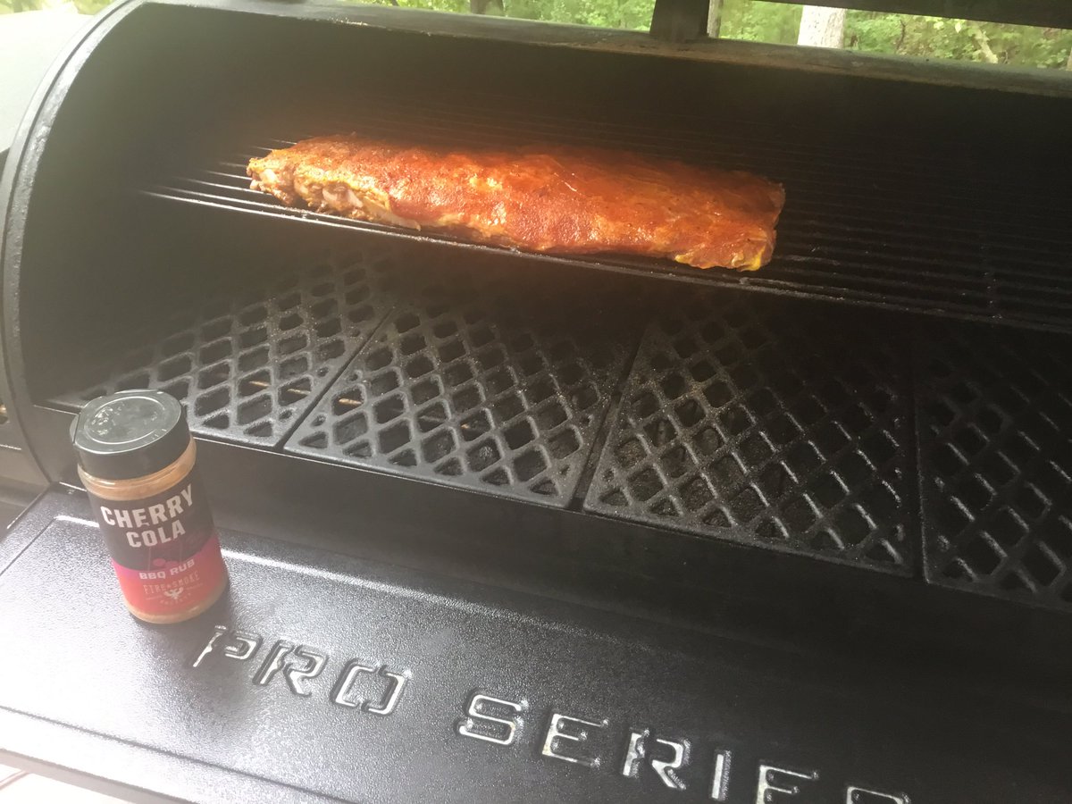 wchadpowell1's tweet photo. Sorry for the cloudy pic….it’s that humid here in GA. LOL Looking forward to some ribs later 😁 @PitBossGrills @fireandsmokesoc #pitbossnation #fireandsmokesociety #BBQ #bbqspareribs #BBQUSA #bbqlife https://t.co/NDjUKzWwcs