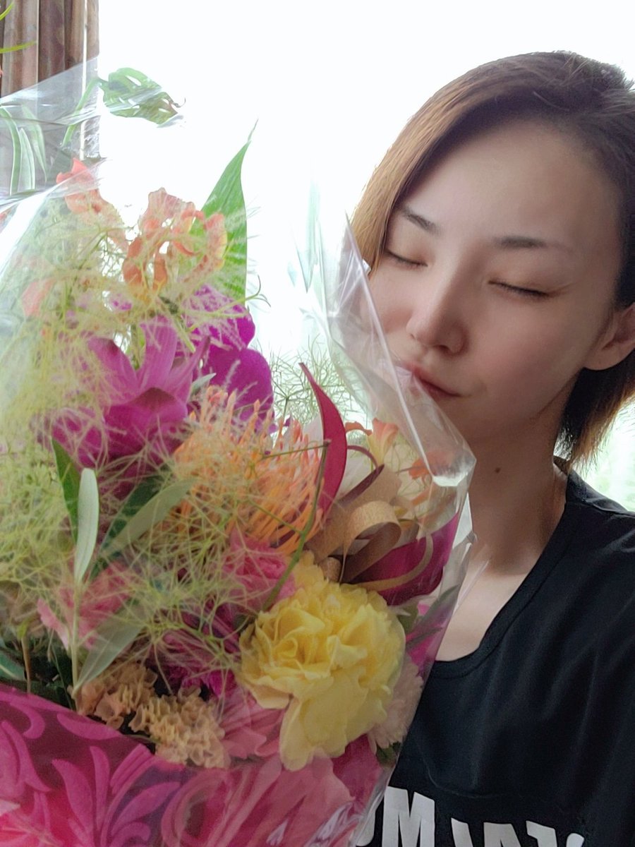 suzu0722s2's tweet photo. 私事ですが、7/22日で33歳になりお客様からお花とお店のママからコスメを貰い嬉しい1日でした♡
何歳になっても誕生���にお祝いしてもらうのは嬉しいですね♡

家族にも感謝をし健康に気をつけ充実した1年にしたいと思います✨
#ハッピーな日
#誕生日
#ありがとう https://t.co/i9YioYELZg