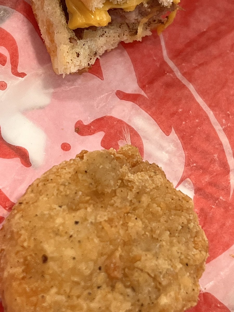 KayleeCaseFace's tweet photo. @Wendys I just found a legit feather in my chicken nugget. I love you guys but this grossed me out 🤢 https://t.co/v7OCvmfR1R