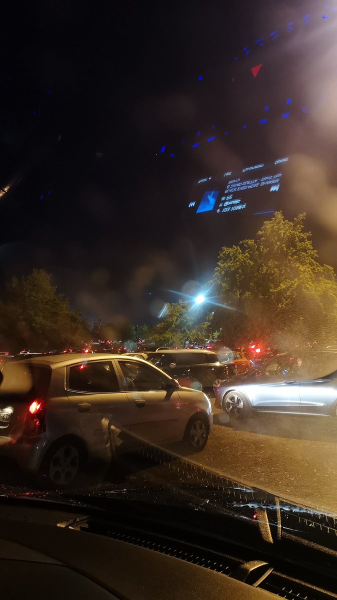 Laten we gezamenlijk een moment of silence inlassen voor alle mensen die gestrand zijn op de parking van #EdSheeran 😬