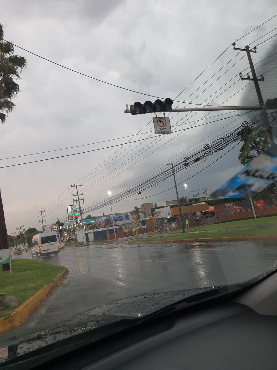 sandraortizh's tweet photo. Semáforos descompuestos en Av. Aviación y la salida de Valle Real, urgeeeee lo atiendan por favor @MovilidadZap https://t.co/cZGr8B1w9m