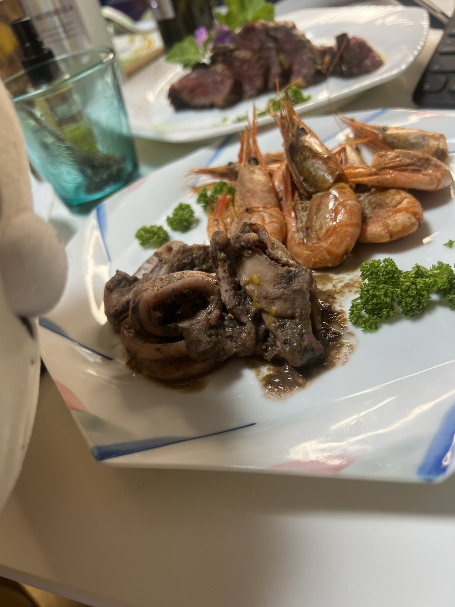 今日はオンライン飲み会
美味しい料理にスンスンとくまちゃんが🍺

地元である北海道の食材を改めて見直した時、本当に素晴らしいとわかりその食材の魅力をいかに引き出すか

良い食材と良い調味料が有ればあとはシンプルに仕上げれば極上に

#北海道食材
＃料理研究家
#ダイエット