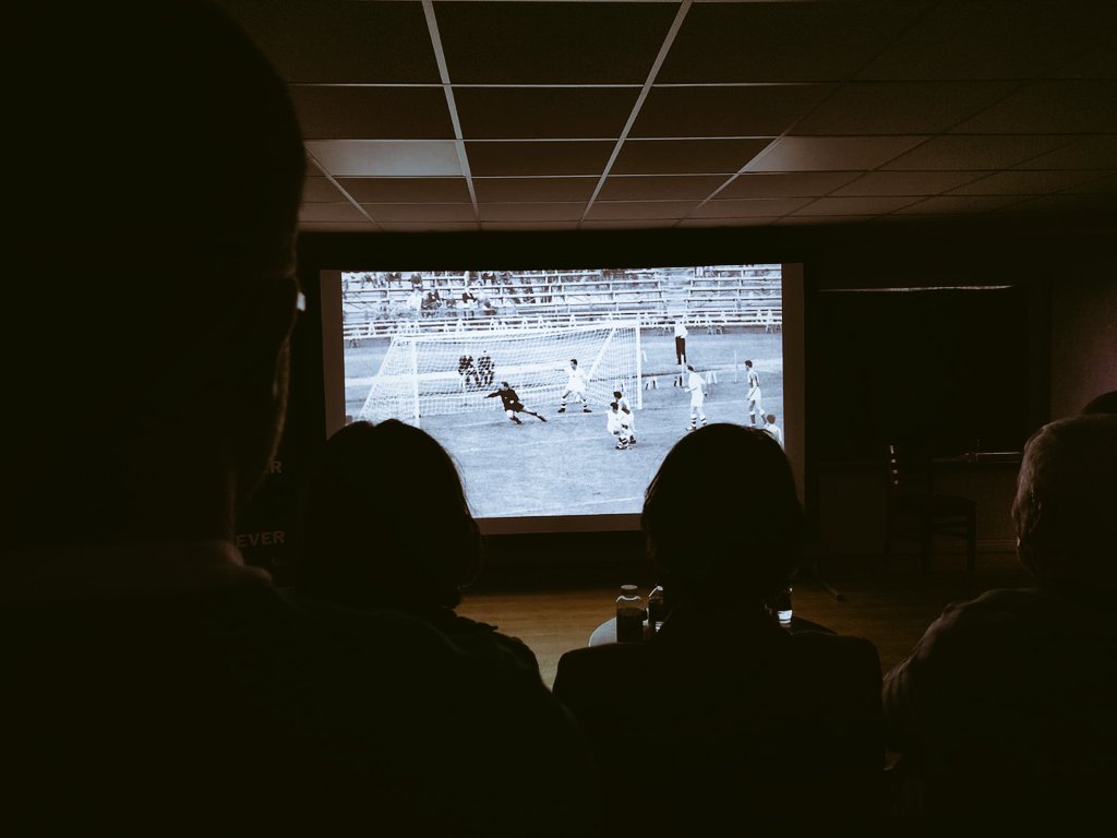 KickOffFilmFest's tweet photo. THANK YOU! ❤️
What an opening night. A packed house, a fantastic film and two wonderful guests

Thanks to everyone who came along

Peter McParland was a joy to listen to and we got to meet NI supporter Billy Hunter who was there in Sweden in 1958 

We hope you all enjoyed it ⚽️🎬 https://t.co/132E40p9FV