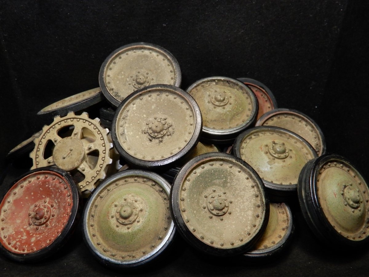 Yoshi84525254's tweet image. 【Panther 進捗3】

毎日ネチネチちょっとづつ汚したパンターの転輪😇
仕上げは地面に着地してからやるんで乾いた系の汚れだけ・・・😊

#タミヤ　#パンター　#PantherG #戦車模型