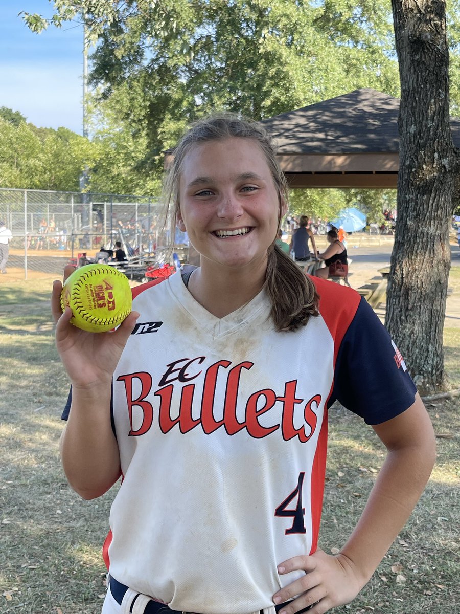 HowardOlivia04's tweet photo. Hit my 10th homerun of the season in my last travel ball game ever. I will definitely miss these girls and all the memories we have made throughout the years!! https://t.co/kbkB4EN837
