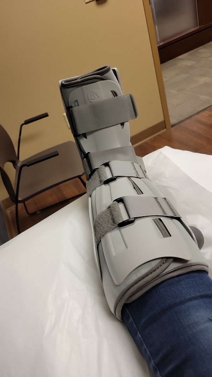 cbreezyMF's tweet photo. Welp not a cast nor a broken ankle but a fractured bone in my foot along with a high ankle sprain. Yaaaay 🙄 https://t.co/SBJCJYCTX2